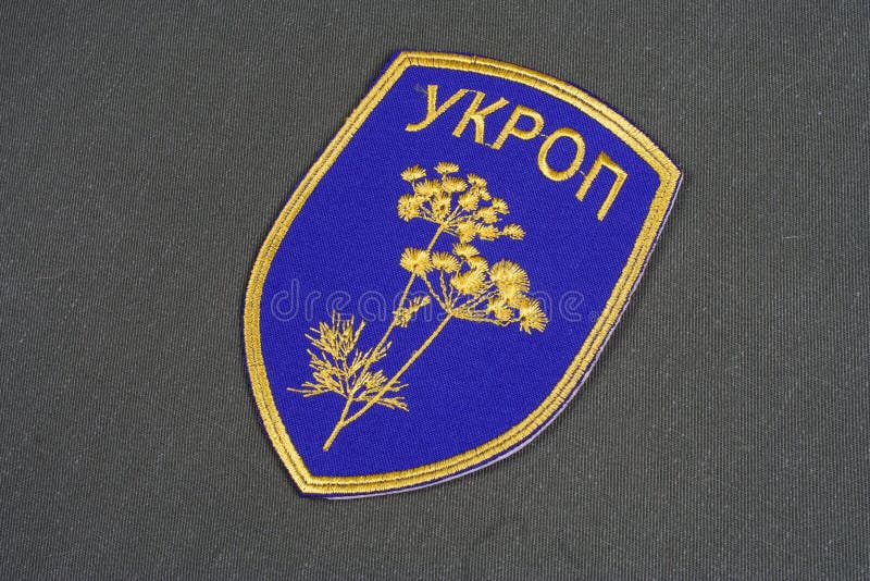 KYIV, UCRAINA - 16 luglio, 2015 Distintivo uniforme ufficioso UKROP dell'esercito dell'Ucraina sull'uniforme cammuffata fotografie stock KYIV, UCRAINA - 16 luglio, 2015 Distintivo uniforme ufficioso UKROP dell'esercito dell'Ucraina sull'uniforme cammuffata fotografie stock