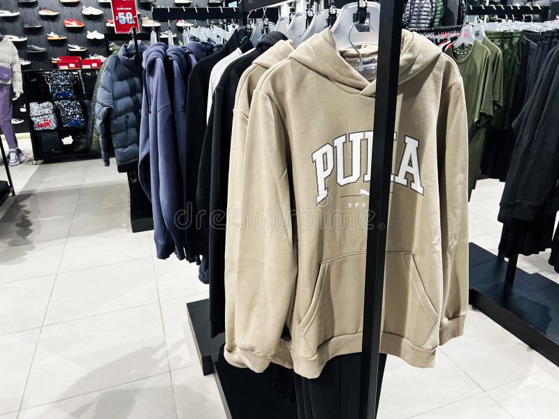 Kyiv ucrania 21 de enero de 2025 : capuchas de puma casual y ropa en racks en el interior de la tienda minorista moderna fotografía de archivo libre de regalías