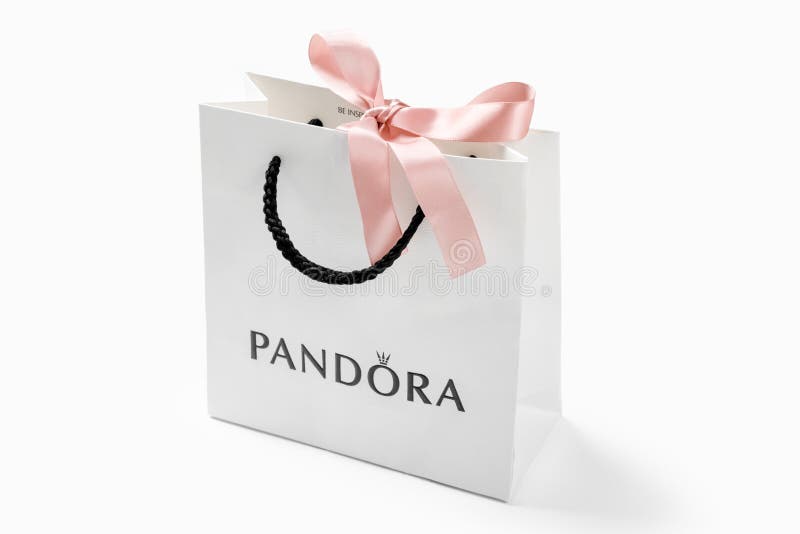 como el desayuno Incitar entrega a domicilio Kiev Ucrania Febrero 11 2021 : Pandora Bolsa De Papel Con Lazo Rosa. Famoso  Por Sus Pulseras Con Encanto De La Marca Es Un Fabrica Foto de archivo  editorial - Imagen de muchacha, pandora: 210698813