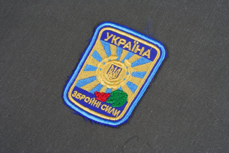 KYIV, UCRANIA - julio, 16, 2015 Insignia uniforme de la fuerza aérea de Ucrania en el uniforme camuflado fotos de archivo KYIV, UCRANIA - julio, 16, 2015 Insignia uniforme de la fuerza aérea de Ucrania en el uniforme camuflado fotos de archivo