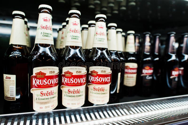 Kyiv, Ucrânia - 19 de dezembro de 2018: Garrafas de cerveja de Krusovice em prateleiras do refrigerador em um supermercado A cerv imagens de stock Kyiv, Ucrânia - 19 de dezembro de 2018: Garrafas de cerveja de Krusovice em prateleiras do refrigerador em um supermercado A cerv imagens de stock