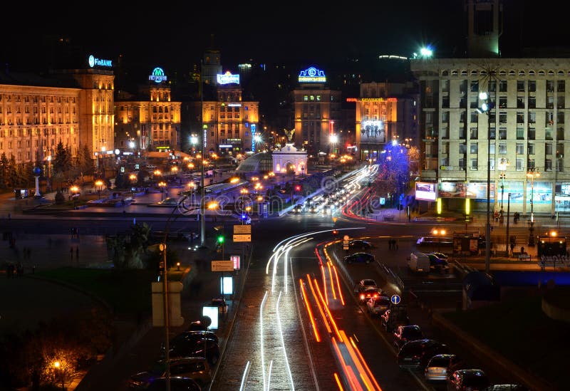 KYIV, UCRÂNIA - NOVEMBRO 10: Panorama da noite do MAI