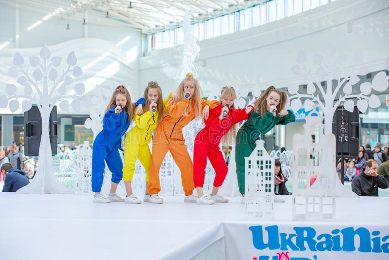 Kyiv, Ucrânia o 3 de março 2019 UKFW As crianças ucranianas formam o dia Um grupo de meninas que cantam ou que executam na fase fotografia de stock Kyiv, Ucrânia o 3 de março 2019 UKFW As crianças ucranianas formam o dia Um grupo de meninas que cantam ou que executam na fase fotografia de stock