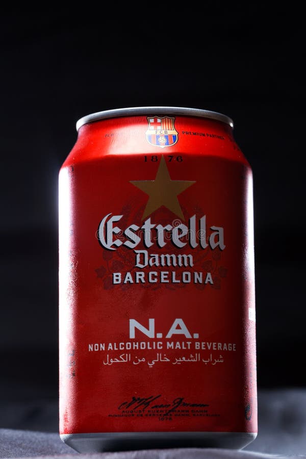 KYIV UKRAINA, AUGUSTI 2017: Kanske Estrella Dam öl Estrella Dam - Pilsner öl som bryggas i Barcelona, Catalonia, Spanien