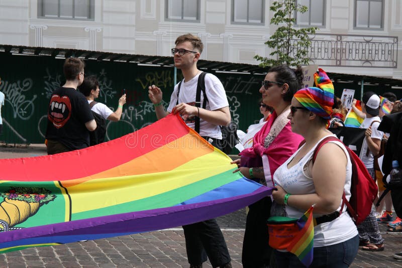 Kyiv, Ukraina Czerwiec 23, 2019 Roczna dumy parada LGBT Gay Pride parada z tęczą barwi i zaznacza w mieście obrazy royalty free Kyiv, Ukraina Czerwiec 23, 2019 Roczna dumy parada LGBT Gay Pride parada z tęczą barwi i zaznacza w mieście obrazy royalty free