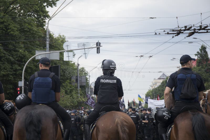 Kyiv Ukraina, Czerwiec, - 23, 2019 Wspinająca się policja w mieście obraz stock Kyiv Ukraina, Czerwiec, - 23, 2019 Wspinająca się policja w mieście obraz stock