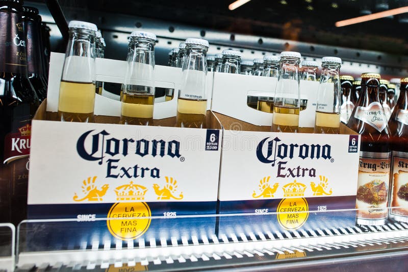 Kyiv Ukraina - December 19, 2018: Extra ölflaskor för krans på hyllor av kylen i en supermarket Corona Extra är ett blekt lager royaltyfri fotografi Kyiv Ukraina - December 19, 2018: Extra ölflaskor för krans på hyllor av kylen i en supermarket Corona Extra är ett blekt lager royaltyfri fotografi