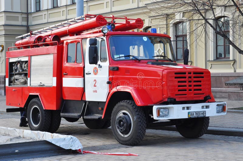 KYIV UKRAINA - DECEMBER, 5, 2015: Röd färgrik firetruck royaltyfria bilder KYIV UKRAINA - DECEMBER, 5, 2015: Röd färgrik firetruck royaltyfria bilder