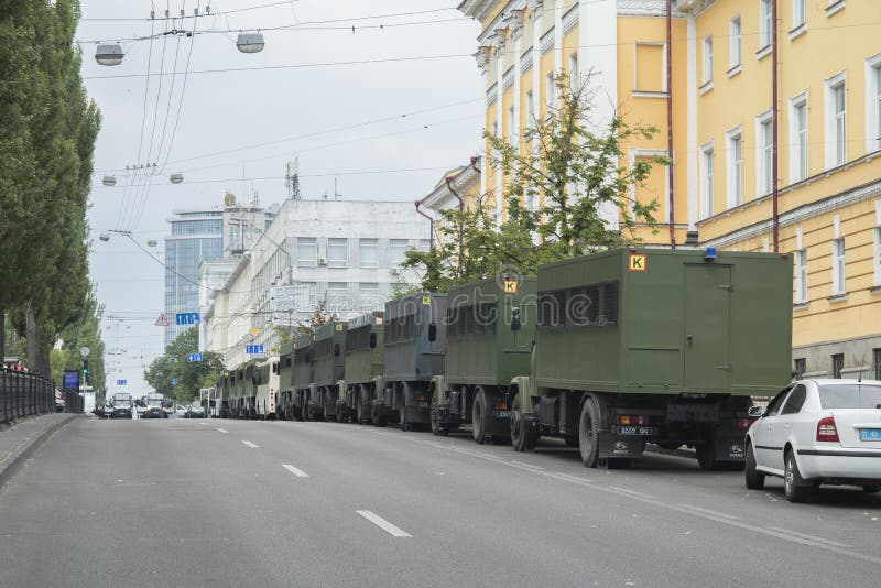 KYIV UKRAINA, Lipiec, - 23, 2019: Milicyjni jednostka specjalna samochody pod warunkiem, że ochrona w mieście fotografia royalty free KYIV UKRAINA, Lipiec, - 23, 2019: Milicyjni jednostka specjalna samochody pod warunkiem, że ochrona w mieście fotografia royalty free