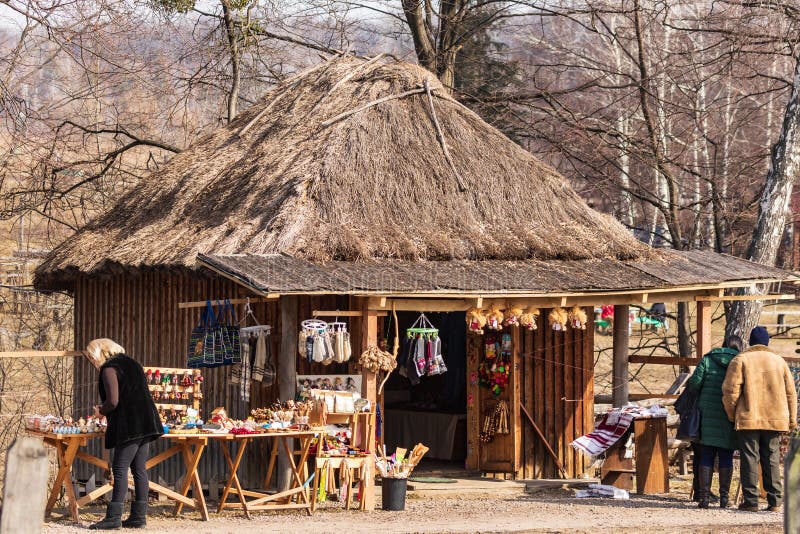 Kyiv UKRAINA - MARS 08, 2019: M?ssa av folkkonst i Pirogovo Sale av nationella handgjorda souvenir Traditionellt ukrainskt gammal arkivbilder Kyiv UKRAINA - MARS 08, 2019: M?ssa av folkkonst i Pirogovo Sale av nationella handgjorda souvenir Traditionellt ukrainskt gammal arkivbilder