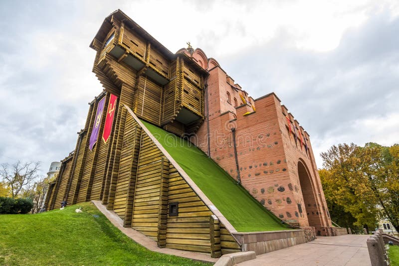 Kyiv Ukraina - November 12, 2017: Berömda guld- portar på natten arkivbild Kyiv Ukraina - November 12, 2017: Berömda guld- portar på natten arkivbild