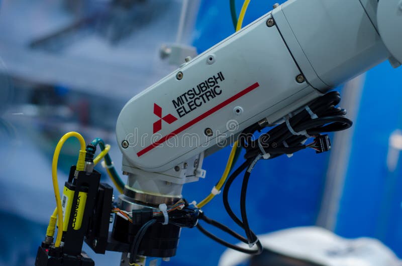 Kyiv Ukraina - November 22, 2018: Mitsubishi Electric robotarm arkivfoton Kyiv Ukraina - November 22, 2018: Mitsubishi Electric robotarm arkivfoton