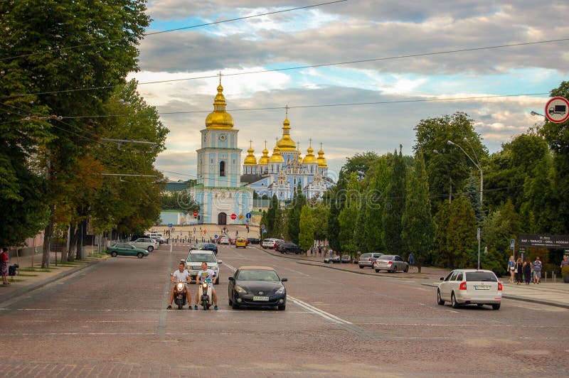 Kyiv, Ukraina, 02-07-2017 Środkowa dziejowa część miasto Kijów widok od drogi St Michael katedra zdjęcia royalty free Kyiv, Ukraina, 02-07-2017 Środkowa dziejowa część miasto Kijów widok od drogi St Michael katedra zdjęcia royalty free