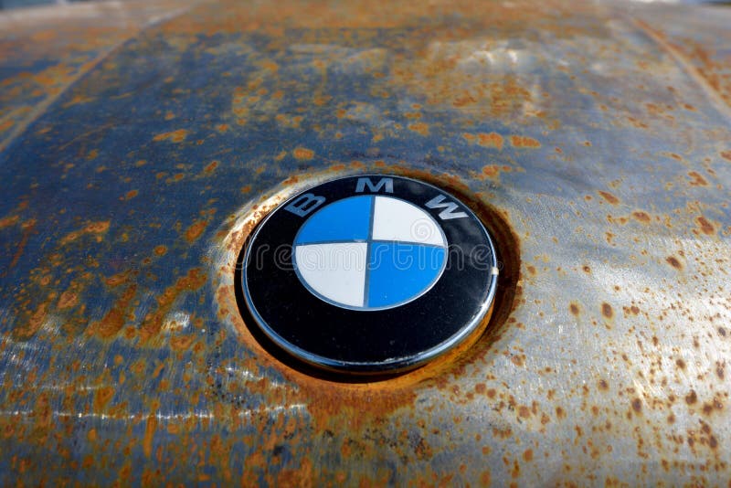 Киев, Украина – 23 апреля 2016 года: ржавый капот с логотипом BMW. Киев, Украина-23 апреля 2016: ржавый капот с логотипом BMW стоковое изображение без роялти Киев, Украина – 23 апреля 2016 года: ржавый капот с логотипом BMW. Киев, Украина-23 апреля 2016: ржавый капот с логотипом BMW стоковое изображение без роялти