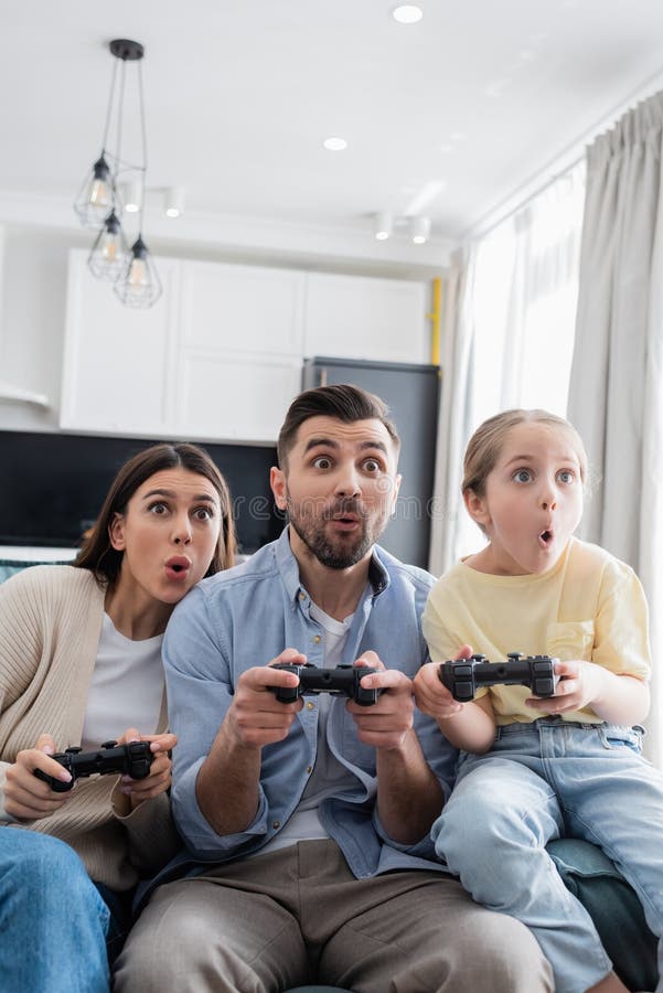 Família Assustadora Em Fantasias De Halloween Gritando Imagem de Stock -  Imagem de feriado, filho: 230395547