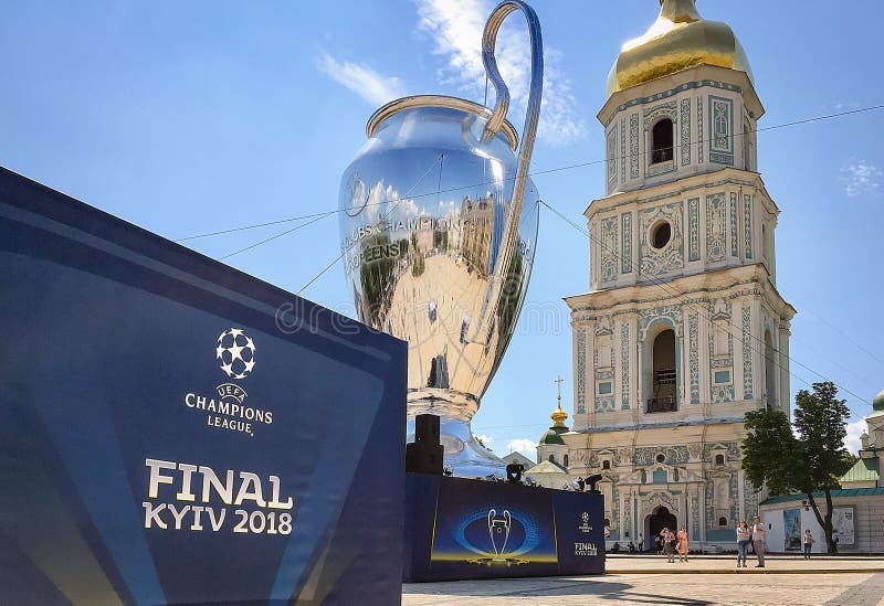 Kyiv, Ukraine - 24. Mai 2018 - 20 Meter hohe Modell des Meister-Ligapokals auf dem Sophia-Quadrat in Kyiv, Ukraine stockfotografie Kyiv, Ukraine - 24. Mai 2018 - 20 Meter hohe Modell des Meister-Ligapokals auf dem Sophia-Quadrat in Kyiv, Ukraine stockfotografie