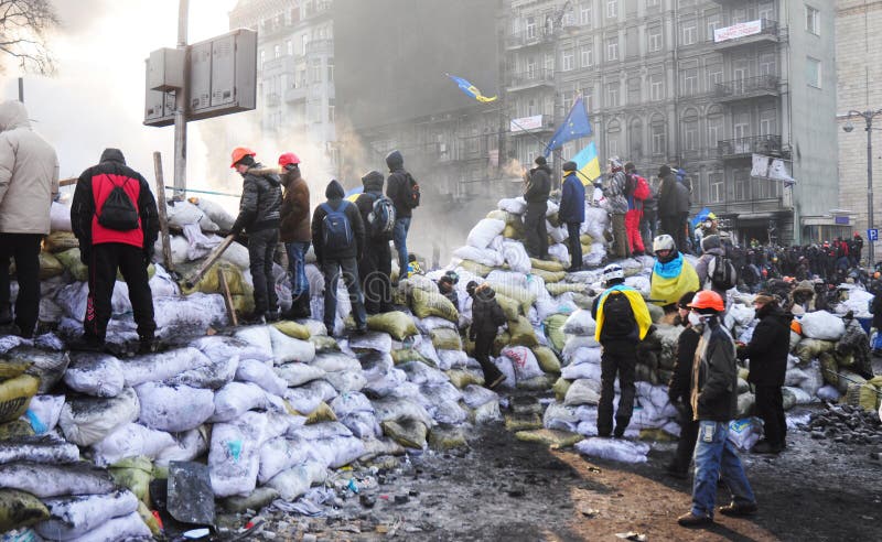 KYIV, UKRAINE - 28 oktober 2019: Provaren bränner däck och molotov på barrikaderna för att stoppa kravallpolisen fotografering för bildbyråer KYIV, UKRAINE - 28 oktober 2019: Provaren bränner däck och molotov på barrikaderna för att stoppa kravallpolisen fotografering för bildbyråer