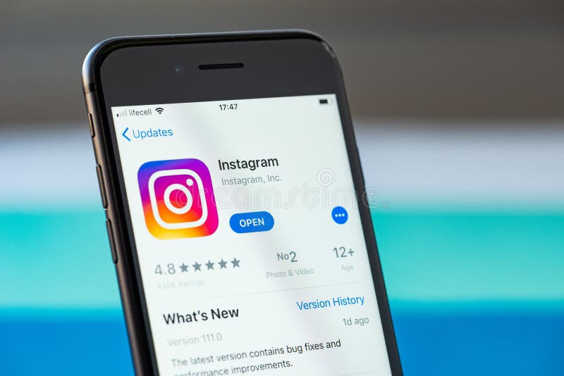 Sử dụng ứng dụng Instagram để chia sẻ những khoảnh khắc tuổi trẻ của bạn! Instagram là một nơi tuyệt vời để giao lưu và kết nối bạn bè. Bạn có thể chia sẻ những bức ảnh và video độc đáo của mình để người khác cùng chia sẻ cảm xúc đó.