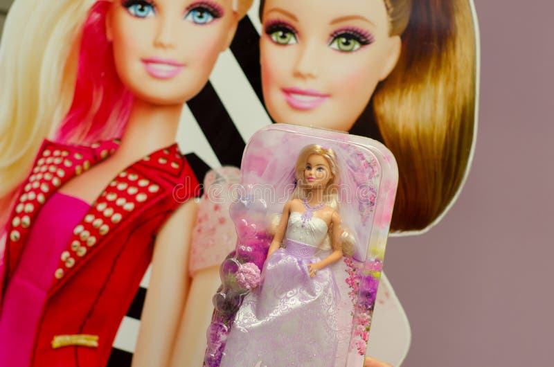 Kyiv, Ουκρανία - 24 Μαρτίου 2018: Παιχνίδια Barbie για την πώληση στη στάση υπεραγορών Το Barbie είναι μια κούκλα μόδας που κατασ στοκ εικόνα Kyiv, Ουκρανία - 24 Μαρτίου 2018: Παιχνίδια Barbie για την πώληση στη στάση υπεραγορών Το Barbie είναι μια κούκλα μόδας που κατασ στοκ εικόνα