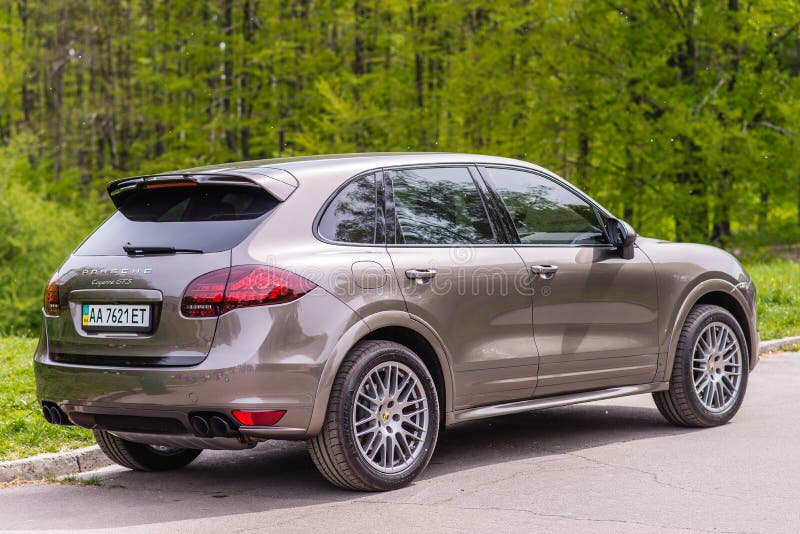 Kyiv, Ουκρανία - 4 Απριλίου 2014: Photoshoot της Porsche Cayenne με τα ποδήλατα στη στέγη στο αυτοκίνητο κέντρο Photoshoot της Po στοκ εικόνες Kyiv, Ουκρανία - 4 Απριλίου 2014: Photoshoot της Porsche Cayenne με τα ποδήλατα στη στέγη στο αυτοκίνητο κέντρο Photoshoot της Po στοκ εικόνες