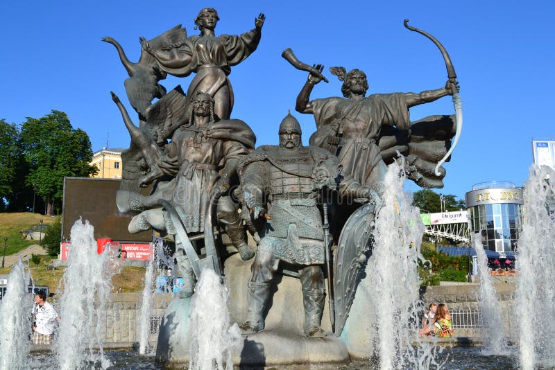 Kyiv/Ουκρανία - 5 Ιουνίου 2011: Μνημείο υπό μορφή πηγής που αφιερώνεται σε Kyi, Shchek και Khoryv και την αδελφή τους Lybid στοκ φωτογραφία με δικαίωμα ελεύθερης χρήσης Kyiv/Ουκρανία - 5 Ιουνίου 2011: Μνημείο υπό μορφή πηγής που αφιερώνεται σε Kyi, Shchek και Khoryv και την αδελφή τους Lybid στοκ φωτογραφία με δικαίωμα ελεύθερης χρήσης