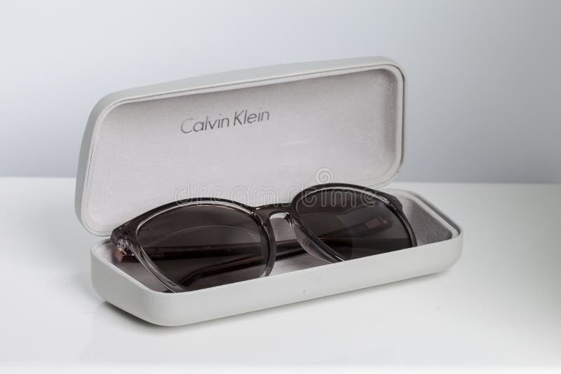 KYIV, ΟΥΚΡΑΝΊΑ - 5 Μαΐου 2018: Γυαλιά ηλίου Calvin Klein μόδας με ένα κιβώτιο σε ένα άσπρο υπόβαθρο στοκ εικόνες με δικαίωμα ελεύθερης χρήσης KYIV, ΟΥΚΡΑΝΊΑ - 5 Μαΐου 2018: Γυαλιά ηλίου Calvin Klein μόδας με ένα κιβώτιο σε ένα άσπρο υπόβαθρο στοκ εικόνες με δικαίωμα ελεύθερης χρήσης