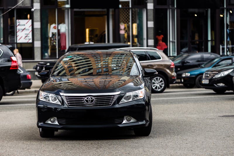 Kyiv, Ουκρανία - 18 Μαΐου 2016: Μαύρο αυτοκίνητο Toyota Camry στην οδό στοκ φωτογραφία Kyiv, Ουκρανία - 18 Μαΐου 2016: Μαύρο αυτοκίνητο Toyota Camry στην οδό στοκ φωτογραφία