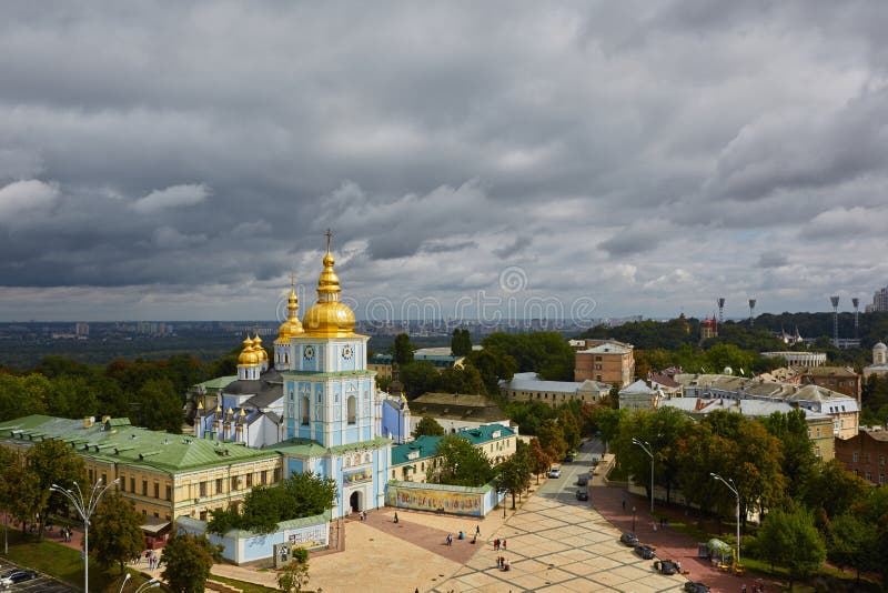 Kyiv, Ουκρανία - 7 Σεπτεμβρίου 2013: Άποψη του παρεκκλησιού μοναστηριακών ναών του ST Mikhail στοκ φωτογραφία με δικαίωμα ελεύθερης χρήσης Kyiv, Ουκρανία - 7 Σεπτεμβρίου 2013: Άποψη του παρεκκλησιού μοναστηριακών ναών του ST Mikhail στοκ φωτογραφία με δικαίωμα ελεύθερης χρήσης