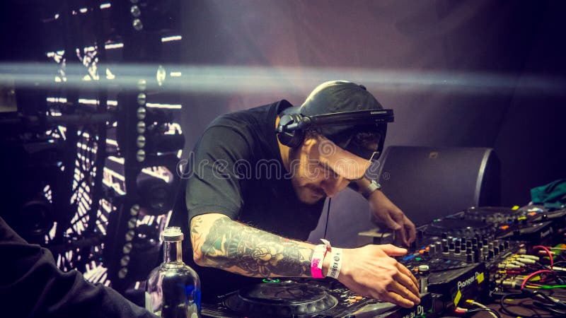 05 17 2019 - Kyiv, Ουκρανία: Το DJ αποδίδει σε ένα νυχτερινό κέντρο διασκέδασης Παιχνίδι του DJ σε ένα κόμμα στοκ εικόνα 05 17 2019 - Kyiv, Ουκρανία: Το DJ αποδίδει σε ένα νυχτερινό κέντρο διασκέδασης Παιχνίδι του DJ σε ένα κόμμα στοκ εικόνα