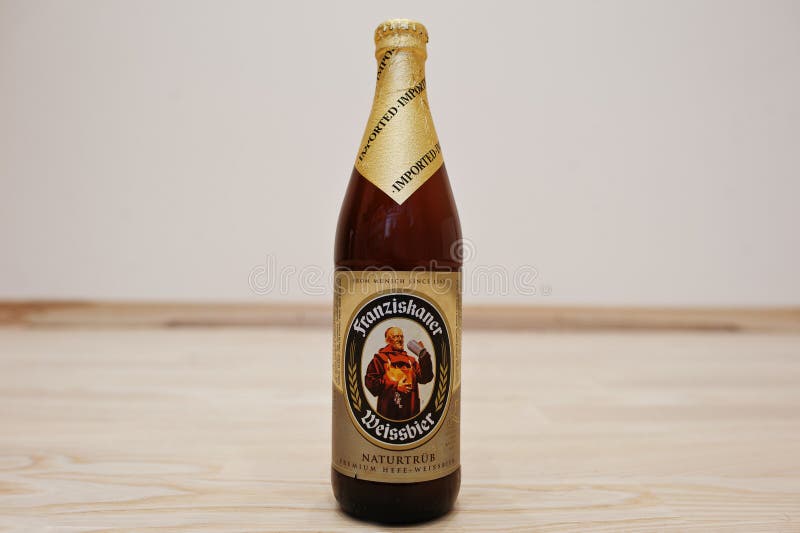 Kyiv, Украина -29 август 2016: Franziskaner более weissbier стоковая фотография rf Kyiv, Украина -29 август 2016: Franziskaner более weissbier стоковая фотография rf