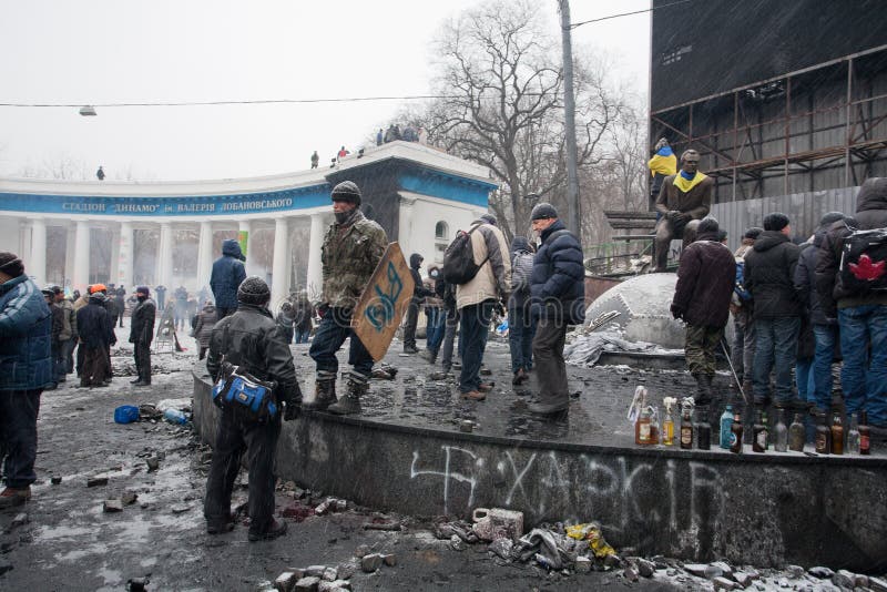 KYIV, УКРАИНА: Активисты бунта в равномерном ожидании для боя с полицией в, который сгорели квадрате стоковая фотография KYIV, УКРАИНА: Активисты бунта в равномерном ожидании для боя с полицией в, который сгорели квадрате стоковая фотография