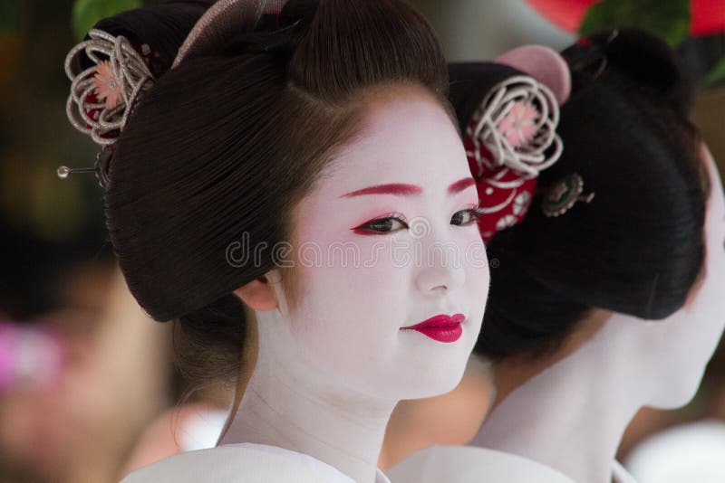 KYOTO - 24 DE JULHO: A menina não identificada de Maiko (ou a senhora de Geiko) na parada do hanagasa em Gion Matsuri (festival) fotos de stock KYOTO - 24 DE JULHO: A menina não identificada de Maiko (ou a senhora de Geiko) na parada do hanagasa em Gion Matsuri (festival) fotos de stock