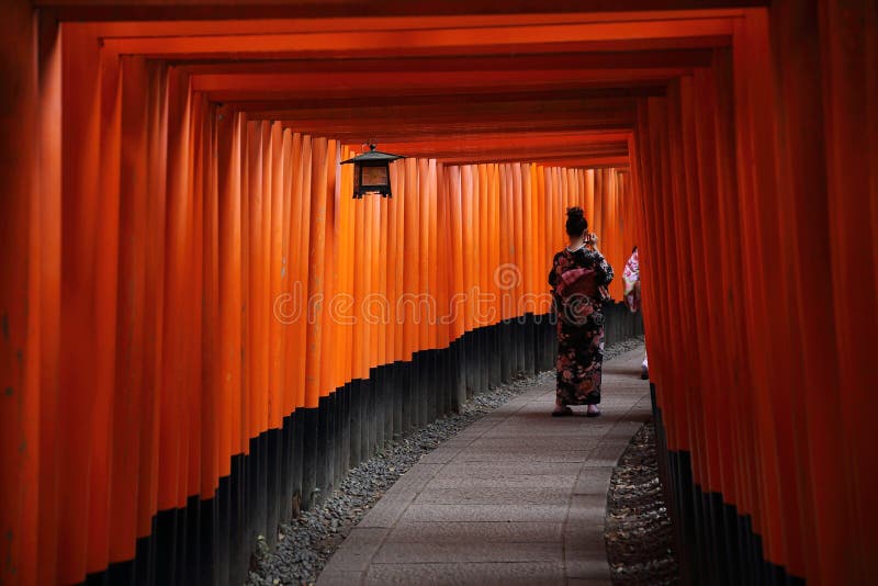 KYOTO - 4 de junio: Capilla Inari de Fushimi Inari Taisha en Kyoto JAP imágenes de archivo libres de regalías KYOTO - 4 de junio: Capilla Inari de Fushimi Inari Taisha en Kyoto JAP imágenes de archivo libres de regalías