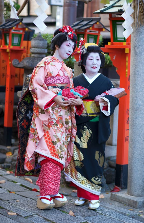 Geisha in Kimono Ed Ombrello Immagine Stock - Immagine di tempiale,  ombrello: 44830199