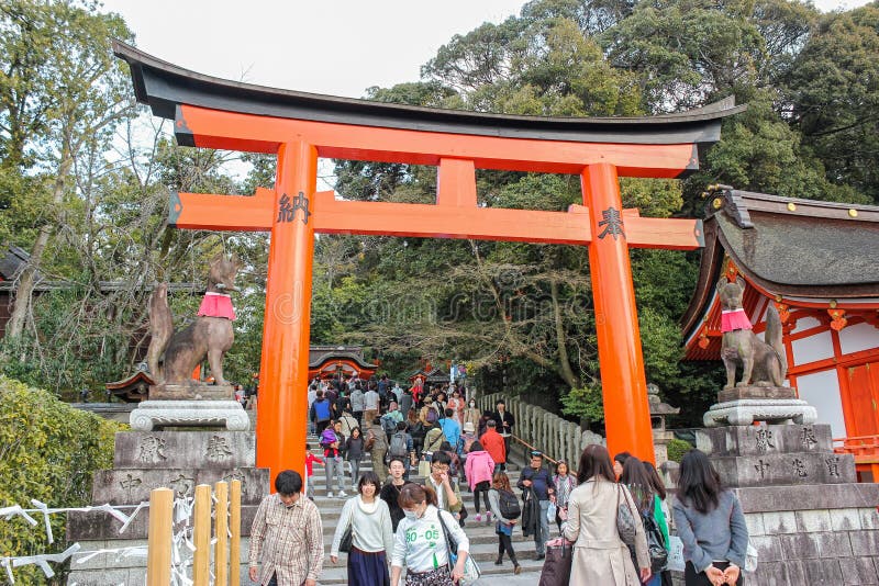 Kyoto, Giappone - 5 marzo 2016: : Viaggio turistico e del popolo giapponese nel santuario di Fushimi Inari fotografia stock Kyoto, Giappone - 5 marzo 2016: : Viaggio turistico e del popolo giapponese nel santuario di Fushimi Inari fotografia stock