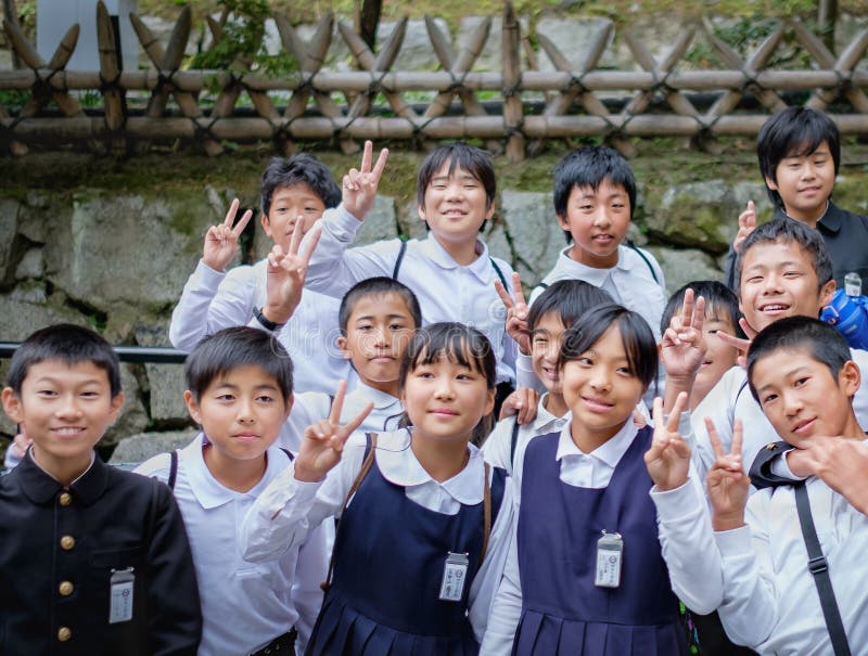 KYOTO JAPAN - MARS 24, 2015: Grupp av den japanElemantary schooen royaltyfria bilder KYOTO JAPAN - MARS 24, 2015: Grupp av den japanElemantary schooen royaltyfria bilder