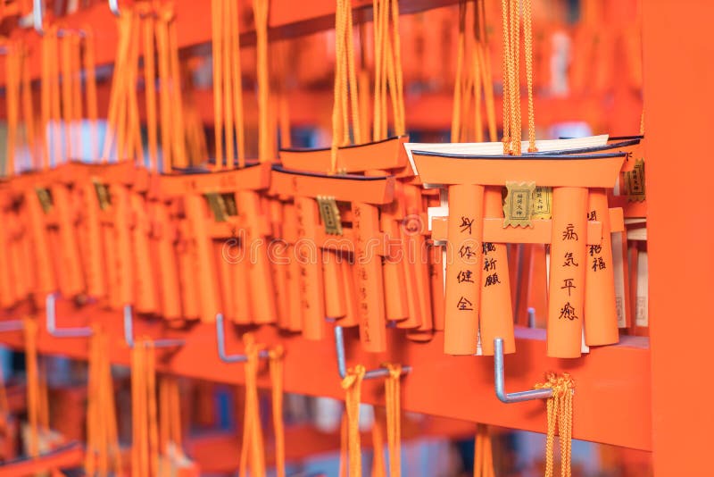 KYOTO, JAPAN - 23 Nov., 2016: Ema gebedlijsten met unieke Torussen stock afbeeldingen KYOTO, JAPAN - 23 Nov., 2016: Ema gebedlijsten met unieke Torussen stock afbeeldingen