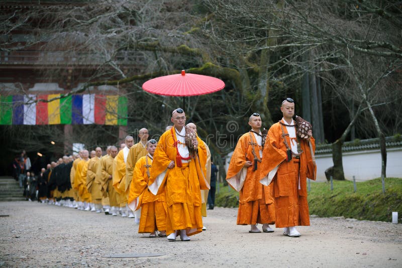KYOTO, JAPAN - NOVEMBER 25: Japanse Monnik in Daigo -daigo-ji tempel, Japan op 25 November, 2015 Niet geïdentificeerde groep Japa stock afbeeldingen KYOTO, JAPAN - NOVEMBER 25: Japanse Monnik in Daigo -daigo-ji tempel, Japan op 25 November, 2015 Niet geïdentificeerde groep Japa stock afbeeldingen