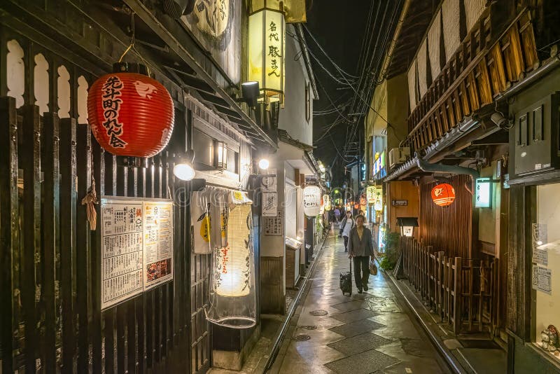Gion Quarter, Nightlife District with Old Houses, Restaurants and Clubs ...
