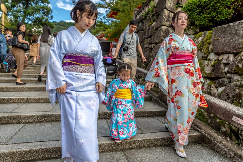 Kyoto Japan - två kvinnor och lite barndressing som geishas som går i en tempel i Kyoto, Japan arkivbilder Kyoto Japan - två kvinnor och lite barndressing som geishas som går i en tempel i Kyoto, Japan arkivbilder
