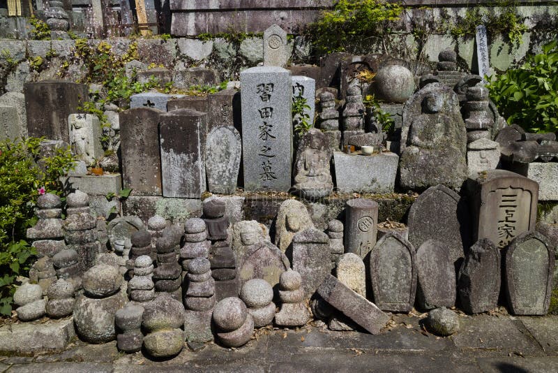 Kyoto, Japon - 19 mai 2017 : Vieilles tombes et pierres tombales du d photos stock Kyoto, Japon - 19 mai 2017 : Vieilles tombes et pierres tombales du d photos stock