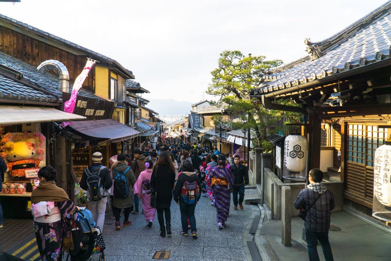 Kyoto, JAPON 2 mars 2015 : Promenade de touristes autour de la tradition Ja image libre de droits Kyoto, JAPON 2 mars 2015 : Promenade de touristes autour de la tradition Ja image libre de droits