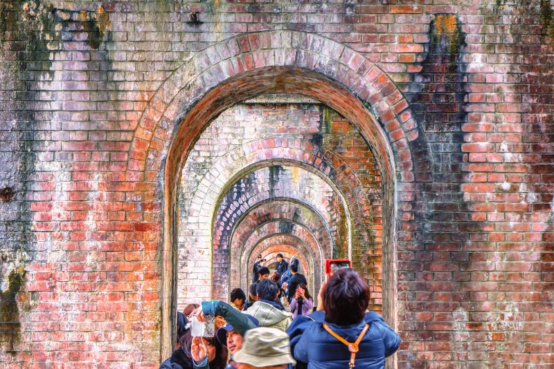 KYOTO, JAPON - 29 novembre 2015 : Visite Nanzenji de beaucoup de touristes image libre de droits KYOTO, JAPON - 29 novembre 2015 : Visite Nanzenji de beaucoup de touristes image libre de droits