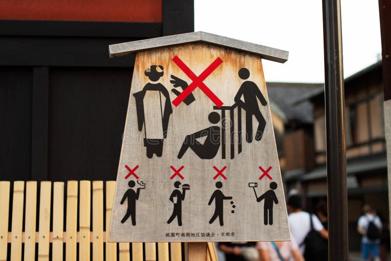 Kyoto, Japon : Signal d'avertissement près du district de la région de Gion, les comportements interdits; Pas de toucher à Geiko/