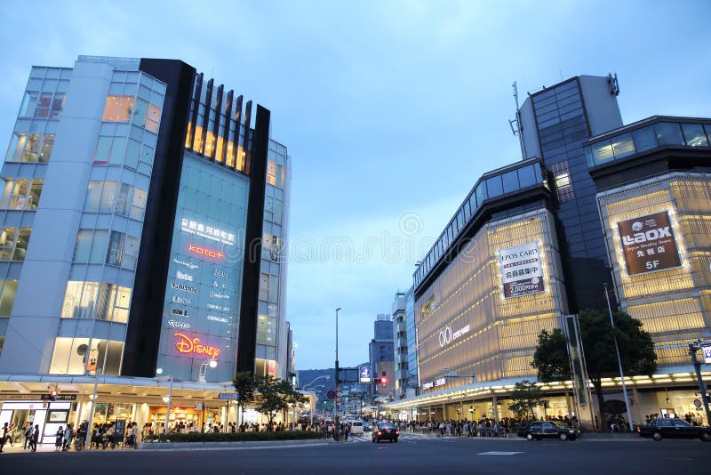 KYOTO, JAPÃO - 4 de junho de 2016: Caminhada dos povos na rua do centro Kyot imagem de stock KYOTO, JAPÃO - 4 de junho de 2016: Caminhada dos povos na rua do centro Kyot imagem de stock