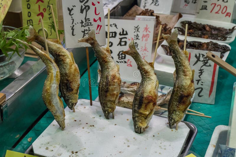 Kyoto, Japão - 22 de maio de 2017: Peixes cozidos em uma vara no Ni fotografia de stock Kyoto, Japão - 22 de maio de 2017: Peixes cozidos em uma vara no Ni fotografia de stock