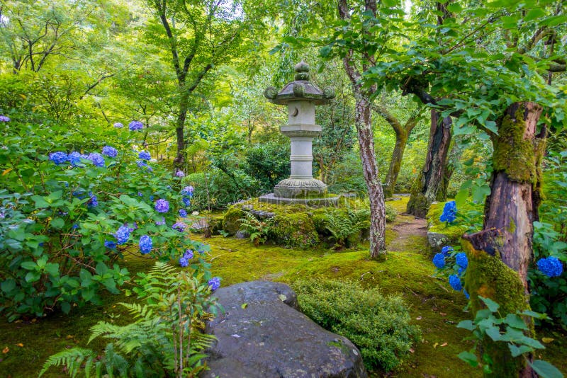 KYOTO, JAPÓN - 5 DE JULIO DE 2017: Estructura empedrada hermosa dentro de Zen Garden de Tenryu-ji, Dragon Temple divino En foto de archivo KYOTO, JAPÓN - 5 DE JULIO DE 2017: Estructura empedrada hermosa dentro de Zen Garden de Tenryu-ji, Dragon Temple divino En foto de archivo