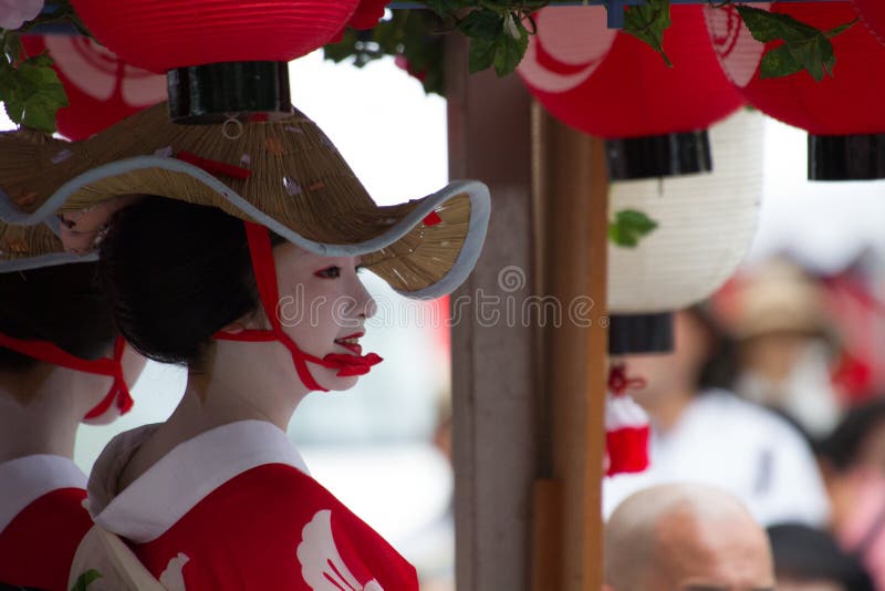 KYOTO - 24 JUILLET : La fille non identifiée de Maiko (ou la dame de Geiko) sur le défilé du hanagasa en Gion Matsuri (festival) photographie stock libre de droits KYOTO - 24 JUILLET : La fille non identifiée de Maiko (ou la dame de Geiko) sur le défilé du hanagasa en Gion Matsuri (festival) photographie stock libre de droits