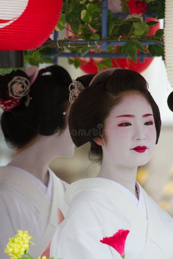 KYOTO - 24 JUILLET : La fille non identifiée de Maiko (ou la dame de Geiko) sur le défilé du hanagasa en Gion Matsuri (festival)