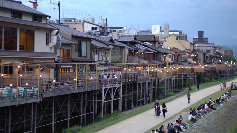 Kyoto Kamogawa Nouryou-Yuka，在Kamo河边的露天座位，从E区的Shijo桥看到